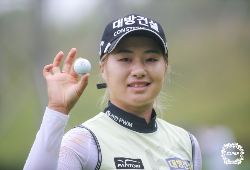5번홀에서 알바트로스를 기록한 이정은6가  6번홀 홀아웃하며 인사하고 있다