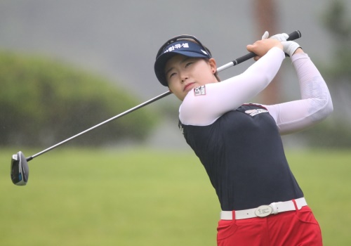 임희정이 아이에스동서부산오픈  6번홀서 드라이버 샷을 하고 있다 [사진=KLPGA]