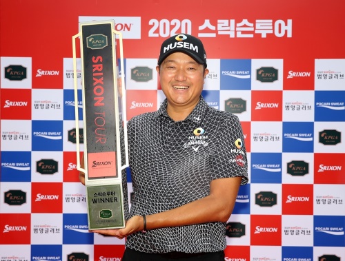 우승 트로피를 들고 기뻐하는 최이삭. [사진=KPGA]