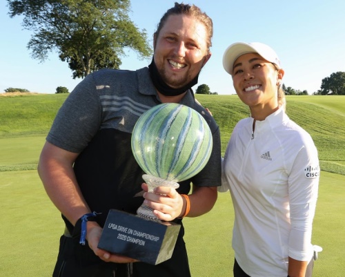 캐디와 트로피를 들고 포즈를 취한 대니얼 강. [사진=LPGA]