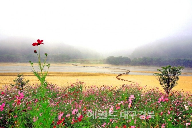 '시집올 때 가마 타고 한 번, 죽어서 상여 타고 한 번 나간다'는 애환이 서린  무섬다리