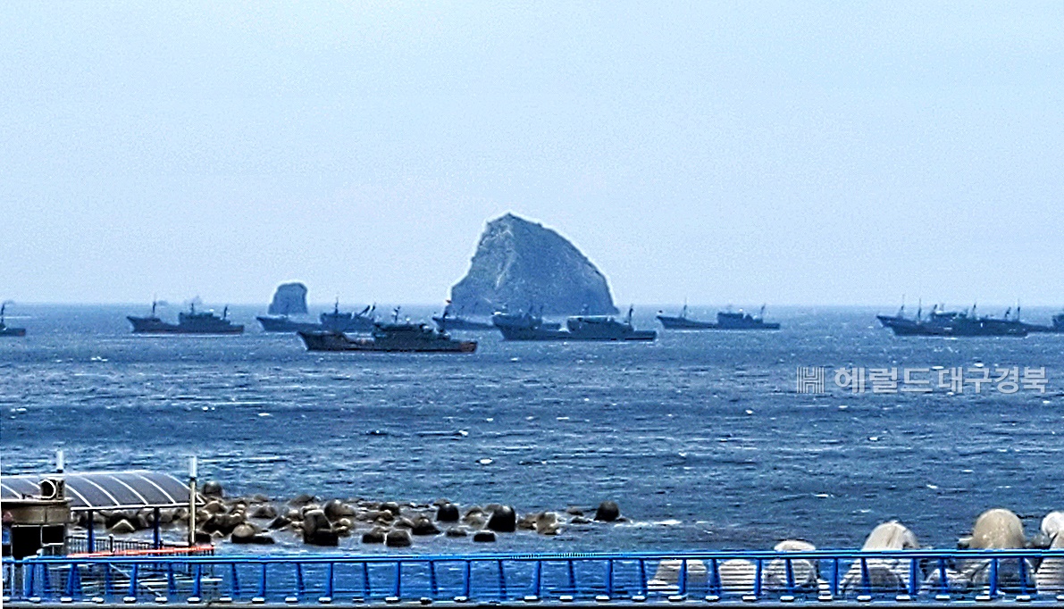 6일. 기상특보가 내려진 가운데 북한 수역에서 조업하던 중국어선이 울릉군 북면 인근해역에 피항해 있다(독자제공)
