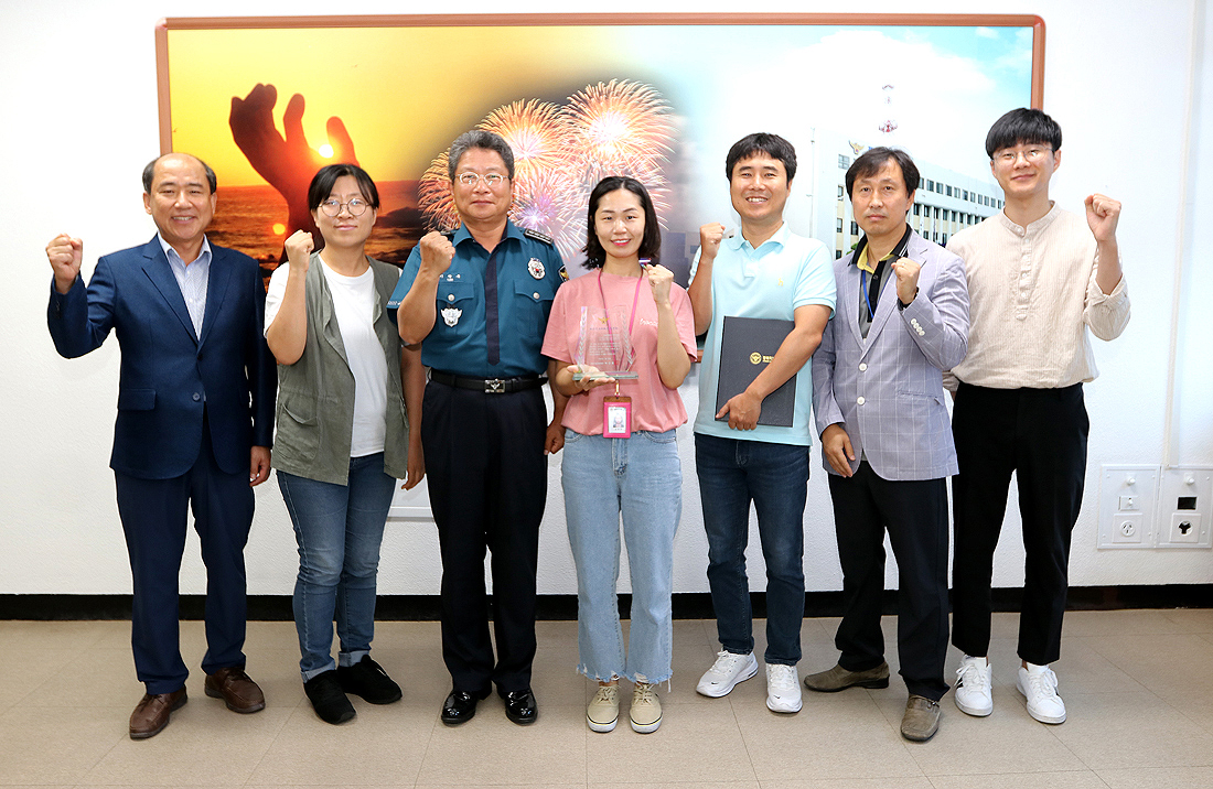 경북지방청으로 부터  베스트 사이버팀에 선정된 포항남부서 사이버수사팀이  인증패를 들고 이창록 경찰서장(왼쪽 세번째)과 함께 기념사진을 찍고 있다(포항 남부서 제공)