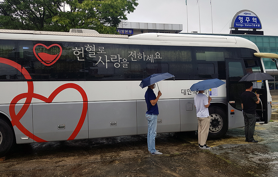한국철도 경북본부가 11일 영주역 광장에서 대한적십자사 대구경북혈액원과 함께 사랑의 헌혈 행사를 가졌다.사진은  생활 속 거리두기’에 동참하기 위해 ‘헌혈 사전예약제’를 도입해 순서를 기다리고 있는 모습(한국철도 경북본부 제공)