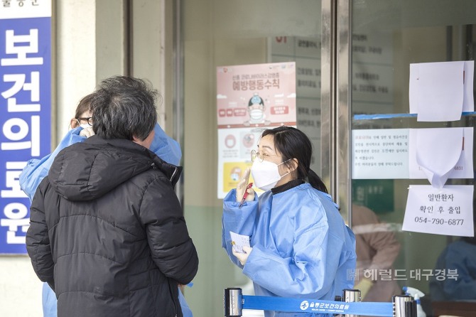 울릉군  보건의료원이 병원내원자를 발열 체크하고 있다.