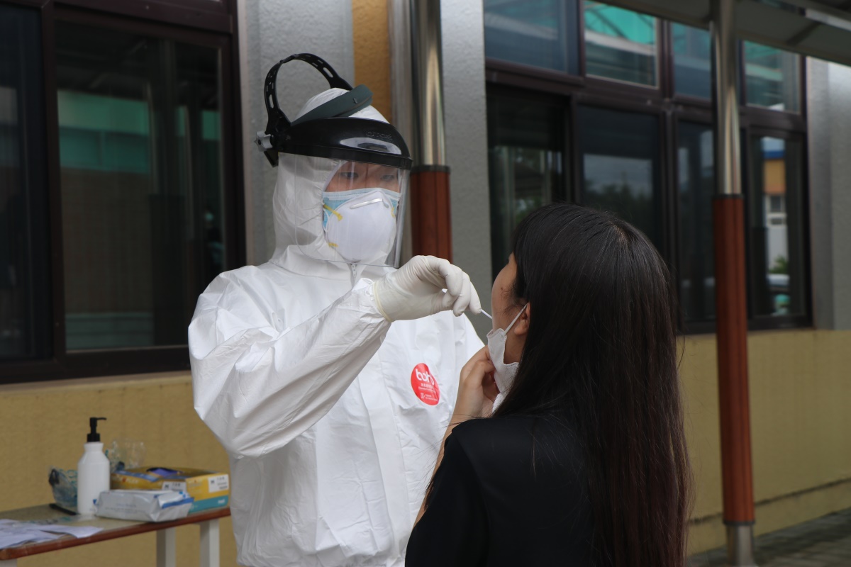 경북 영양군이 지난 26일 지역내 기숙학교 학생 및 교직원 대상으로 전수 진단검사를 실시하고 있는 모습.[영양군 제공]