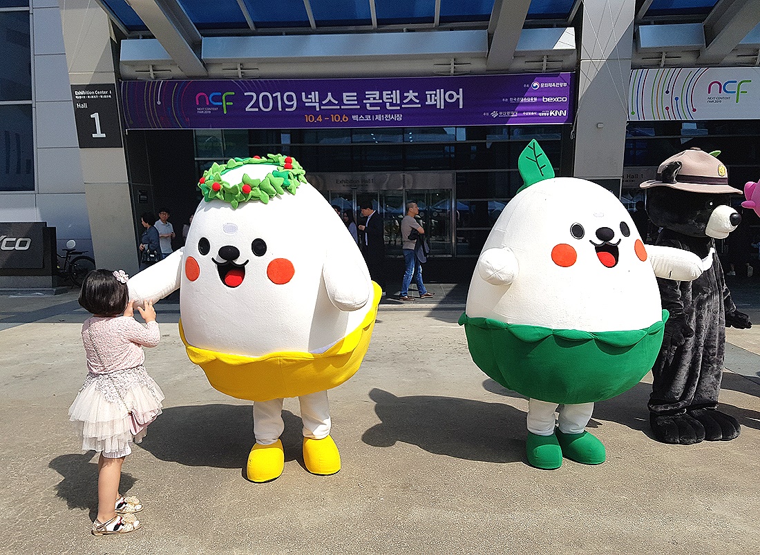 영주시 SNS  캐릭터 힐리를 만난  어린이가  관심을 보이고  있다.( 영주시 제공)