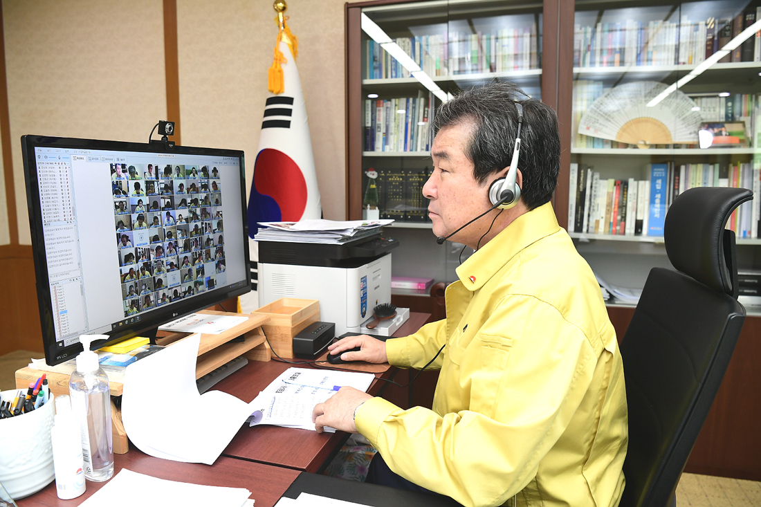 김충섭 김천시장이 비대면 영상회의를 하고 있다. (김천시 제공)