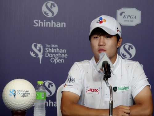 신한동해오픈 2라운드를 오후에 마친 김민규가 프레스룸에서 인터뷰하고 있다. [사진=신한금융그룹]