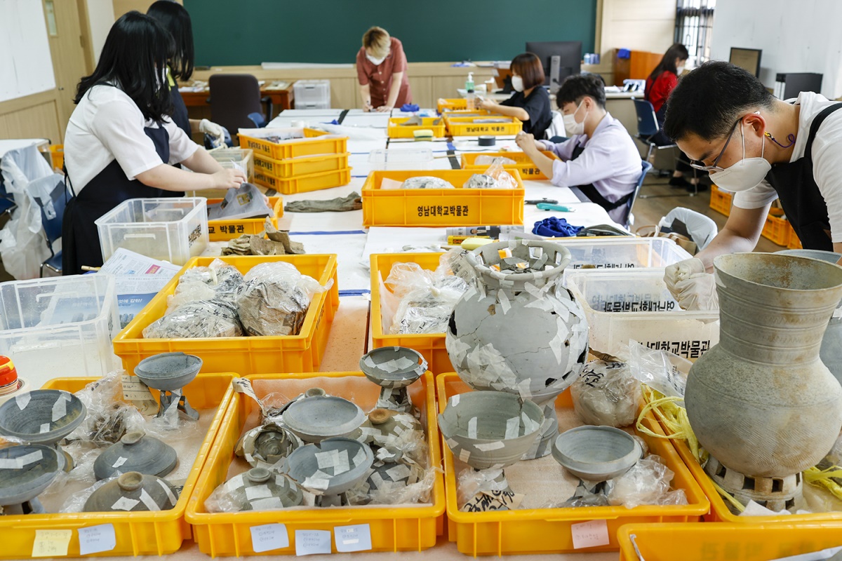 영남대 박물관 학예사들이 소장 유물을 정리하고 있다.[영남대 제공]