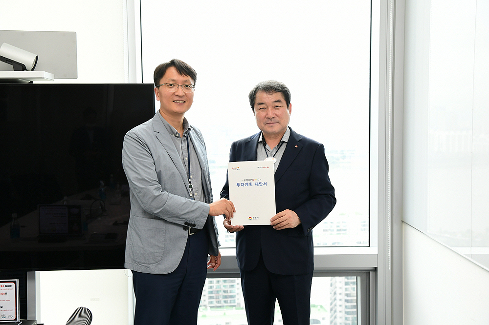 지난7월   쿠팡 본사를  방문한 김충성 김천시장(오른쪽)이 박대준대표에게 투자제안서를 전달하고 있다.( 김천시 제공)