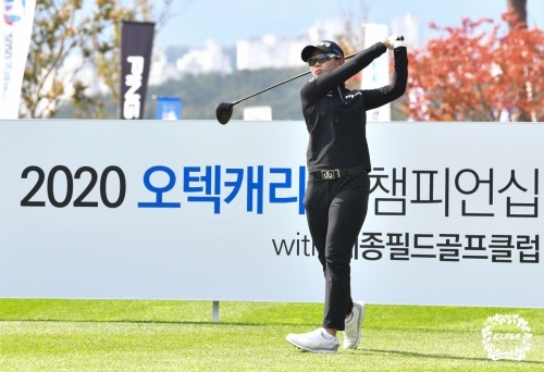 안나린이 오텍캐리어챔피언십 마지막날 1번 홀에서 티샷을 하고 있다. [사진=KLPGA]