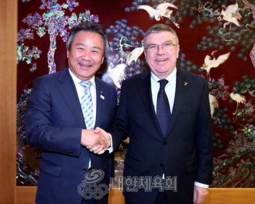 2017년 악수를 나누고 있는 이기흥 대한체육회장(왼쪽)과 토마스 바흐 IOC위원장, [사진=대한체육회]
