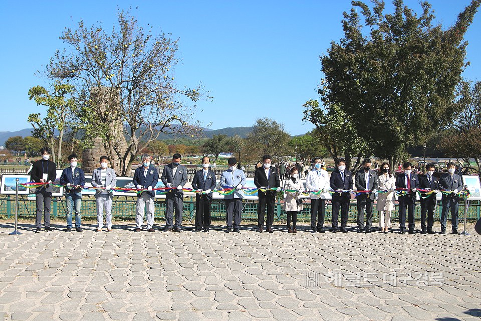 영토지킴이독도사랑회가 독도의날 120주년을 기념해  23일부터 27일까지 경주 첨성대 야외에서 독도사진 특별전시회를 연다. 사진은 개막식 테이프 커팅 모습(독도사랑회 제공)