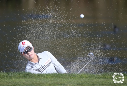 김효주 2번홀 벙커샷 시도하고 있다. [사진=KLPGA]