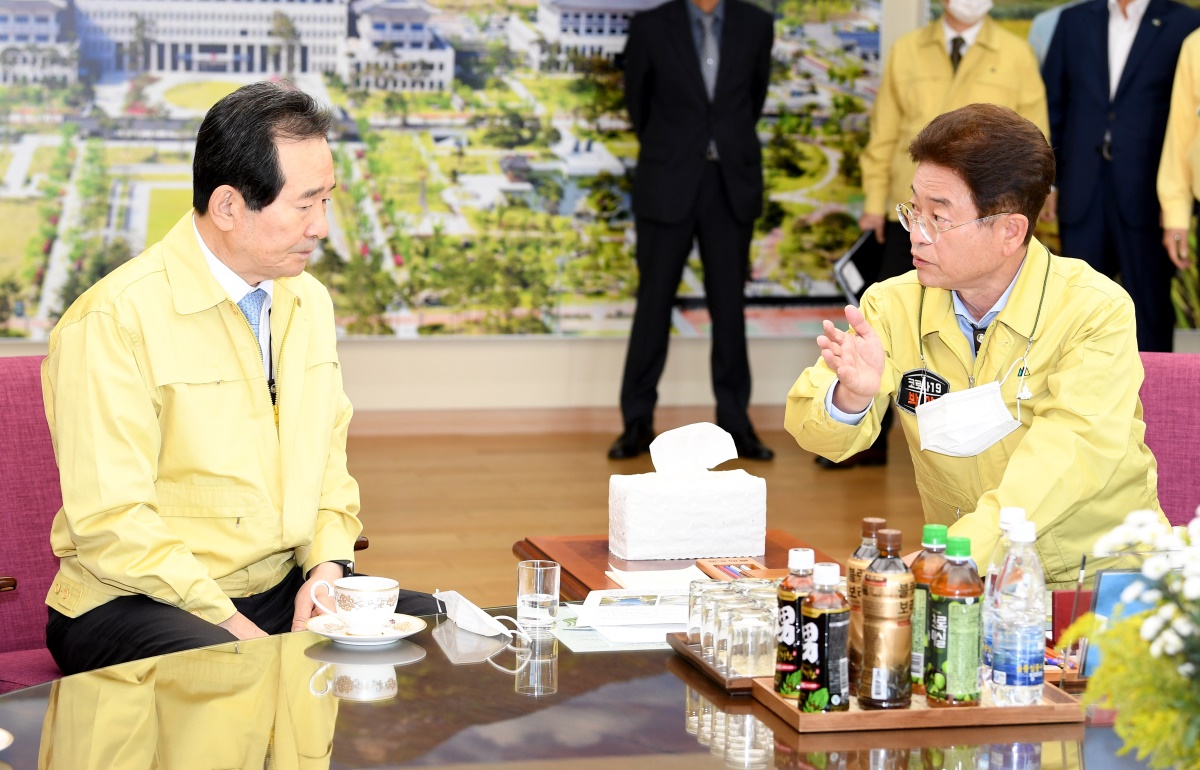 정세균 국무총리(왼쪽)와 이철우 경북지사가 중앙과 지방의 상생 발전 방안에 대해 의견을 교환하고 있다.[경북도 제공]