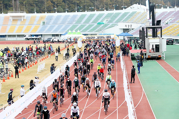 '제1회 안동호반 그란폰도' 참가자들이 안동시민운동장에서 힘차게 출발하고 있다. (안동시 제공)