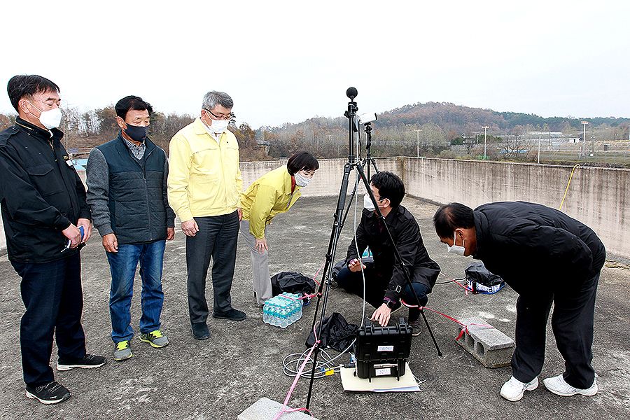 김학동 예천군수와 김은수 군의회 의장이  6일 예천비행장 주변 소음대책지역 지정을 위한 소음영향도 조사가 이뤄지고 있는 현장을  방문해 주민 소음 피해 상황을 듣고 있다(예천군 제공)