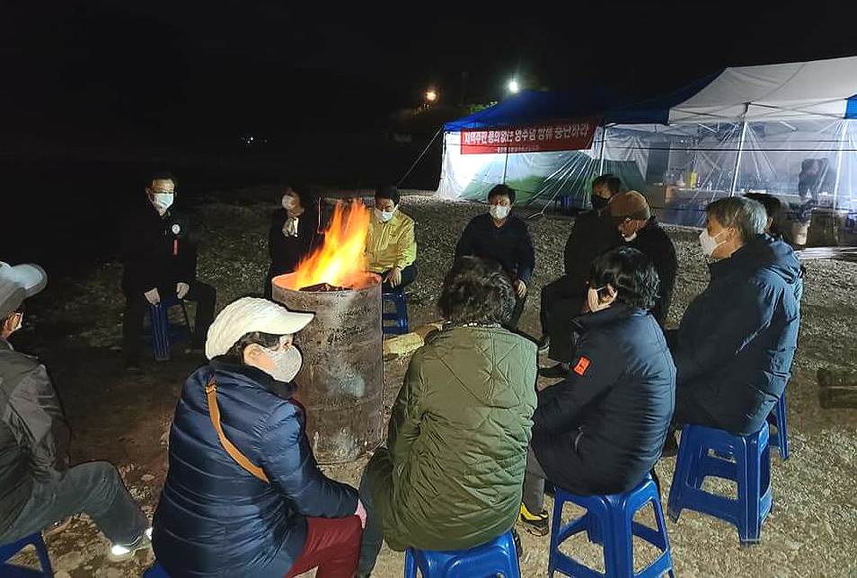 지난달 14일부터 영주댐 하류 500m 강변에 천막을 치고 농성을 벌이는 현장을 찾은 박형수 국회의원이  주민들과 대화하고 있다(박형수 의원실 제공)