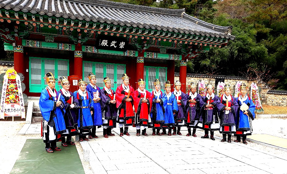 경주 숭무전에서  김해 김씨. 허씨 추향대제후 제관과 집사, 참가자들이 기념촬영 하고 있다. (가락종친회 제공)