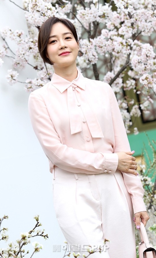 성유리가 배우 이정현의 결혼식에 참석해 포즈를 취하는 모습/사진=민선유 기자