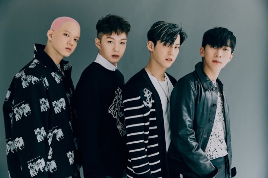 타이틀곡 'Show Your Love'는 어려운 시기에도 서로 사랑하며 살아가자는 희망적인 메시지를 담은 뭄바톤 댄스 곡이다. '그리워하다', '너 없인 안 된다', '아름답고도 아프구나' 등 수많은 명곡들을 탄생시킨 비투비 멤버 임현식이 작사, 작곡 및 편곡에 참여해 또 하나의 명곡 탄생을 예고하며 글로벌 팬들을 설레게 하고 있다.
비투비 포유(BTOB 4U)는 곡과 완벽하게 어우러지는 리드미컬한 퍼포먼스를 통해 그간 팬들이 염원해온 퍼포먼스 그룹으로서의 매력을 다시금 선보일 예정이어서 기대를 모은다.
데뷔를 앞둔 비투비 포유(BTOB 4U)는 "멤버들과 함께하는 활동이 약 2년 만인데 매 순간이 감사하고 행복합니다. 완전체가 되는 그날까지 멜로디를 생각하며 달려가겠습니다. 타이틀곡 'Show Your Love'처럼 사랑이 넘치는 세상을 다 함께 만들어갈 수 있길 기원합니다"라는 코멘트를 남겼다.
한편, 비투비 포유(BTOB 4U)의 미니 1집 'INSIDE'(인사이드)는 오늘(16일) 오후 6시 각종 온라인 음원사이트를 통해 공개될 예정이다.