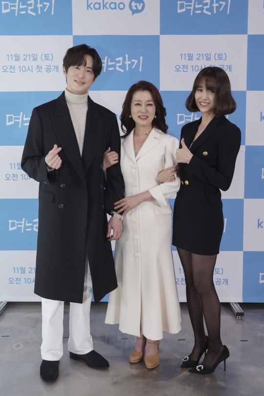 권율, 문희경, 박하선/사진=카카오M