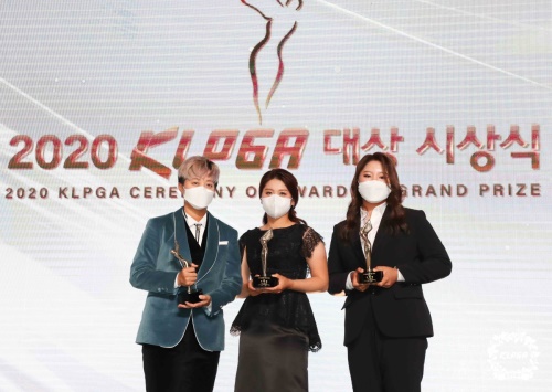 상금왕에 오른 김효주와 대상 수상자인 최혜진, 신인상의 주인공 유해란이 시상식 도중 포즈를 취했다. [사진=KLPGA]