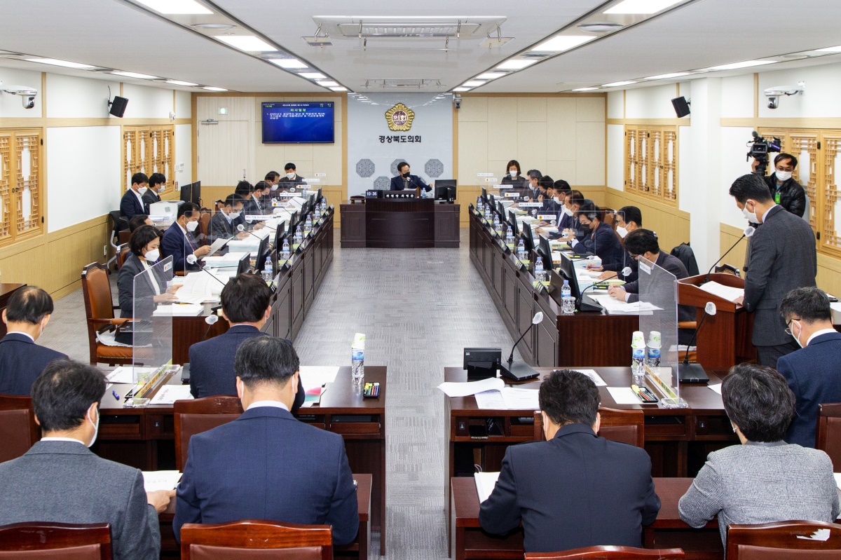 경북도의회 예결특위가 26일 경북지사가 제출한 2020년도 경북도 일반 및 특별회계 제3회 추가경정 세입·세출 예산안을 심사하고 있다.[경북도의회 제공]