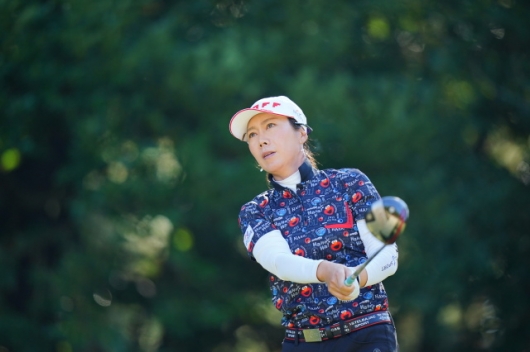 이지희가 27일 일본 투어챔피언십 리코컵에서 공동 5위로 올라섰다.