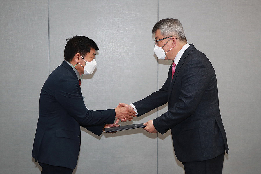 김학동 예천군수가 2020혁신우수사례로 선정된 부서 관계자에게 시상하고 있다.( 예천군 제공)