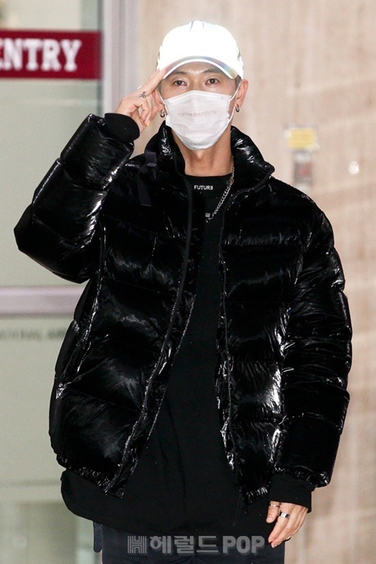 가수 장우혁이 8일 오후 해외 일정을 마치고 김포국제공항을 통해 입국하고 있다.[헤럴드POP=황지은 기자]