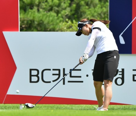 김지영2가  BC 카드한경레이디스 컵 마지막날 1번 홀에서 티샷을 하고 있다. [사진=KLPGA]
