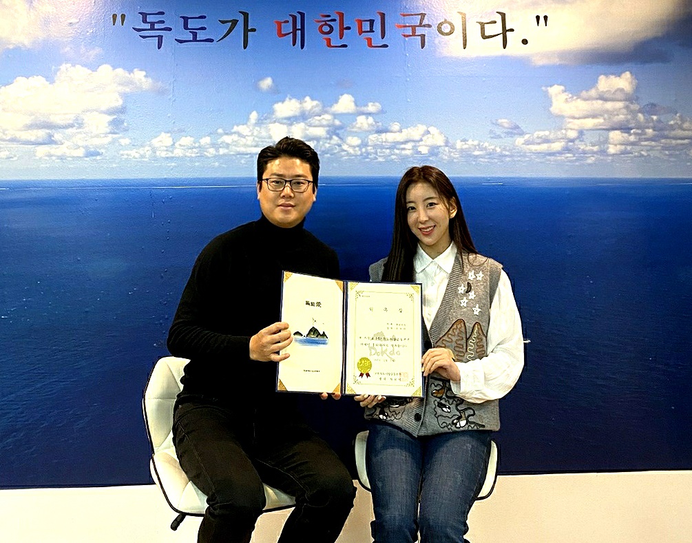 울릉출신  가수 은유리가  독도사랑운동본부는 사무국에서  독도지킴이 연예인 홍보대사 위촉식 가진후 기념촬영하고 있다(독도사랑운동본부 제공)