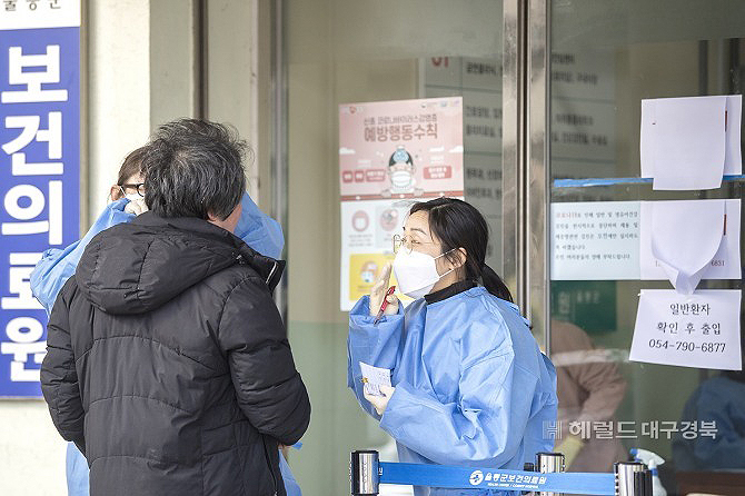 울릉군 보건의료원이 병원입구에서 발열체크를 하고 있다