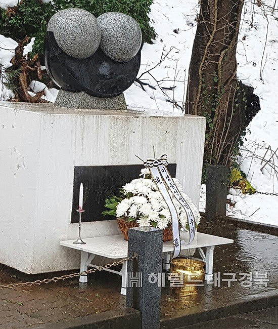 내가 죽어서도 제자를 사랑하고 바라보겠다는 고인의  뜻이 담긴 추모비 상단에는  두 눈을 형상화 했지만  건립된지 오래된 추모비의 보수가 시급했다(헤럴드 DB)