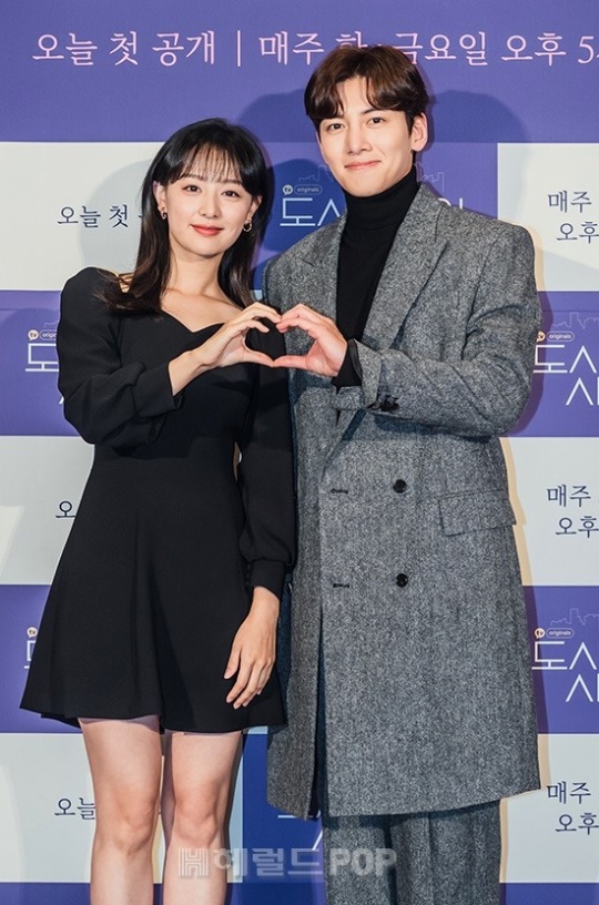 김지원. 지창욱/사진=카카오TV제공