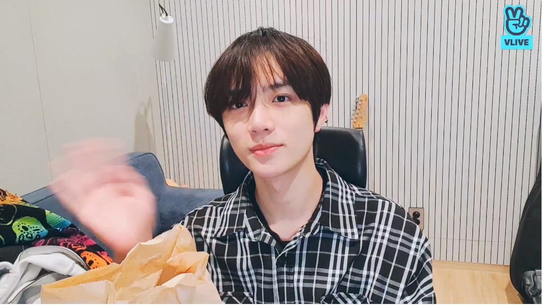 (Naver's V Live)