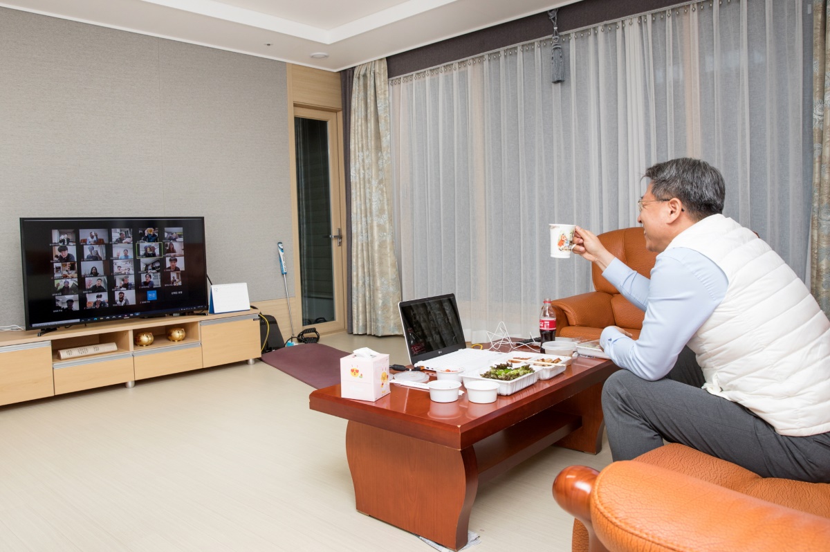 박범수 본부장이 자택에서 한울본부 직원들과 랜선 송년회를 함께하고 있다.[한울본부 제공]