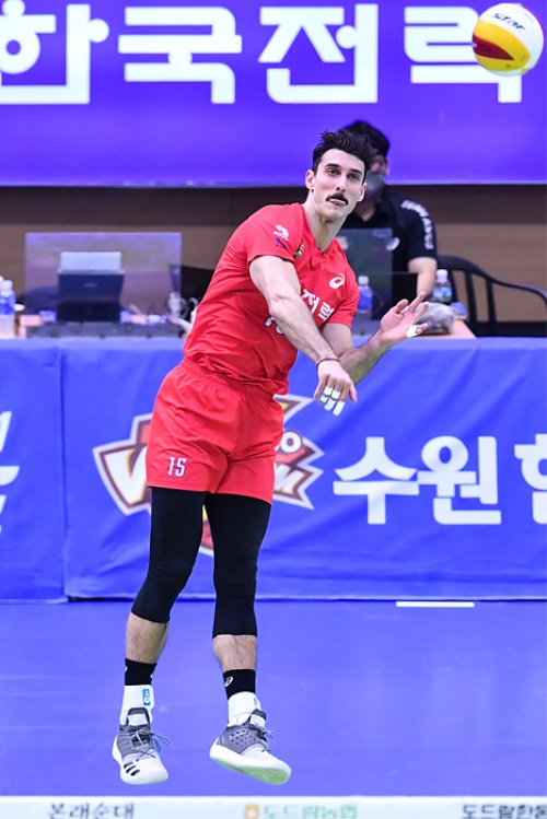 한국전력 용병 레프트 러셀이 스파이크 서브를 시도하고 있다. [사진=KOVO]
