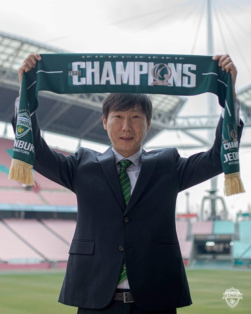 지난 22일, 전북의 사령탑을 맡게 된 김상식 감독이 기념 촬영을 하고 있다. [사진=전북현대]