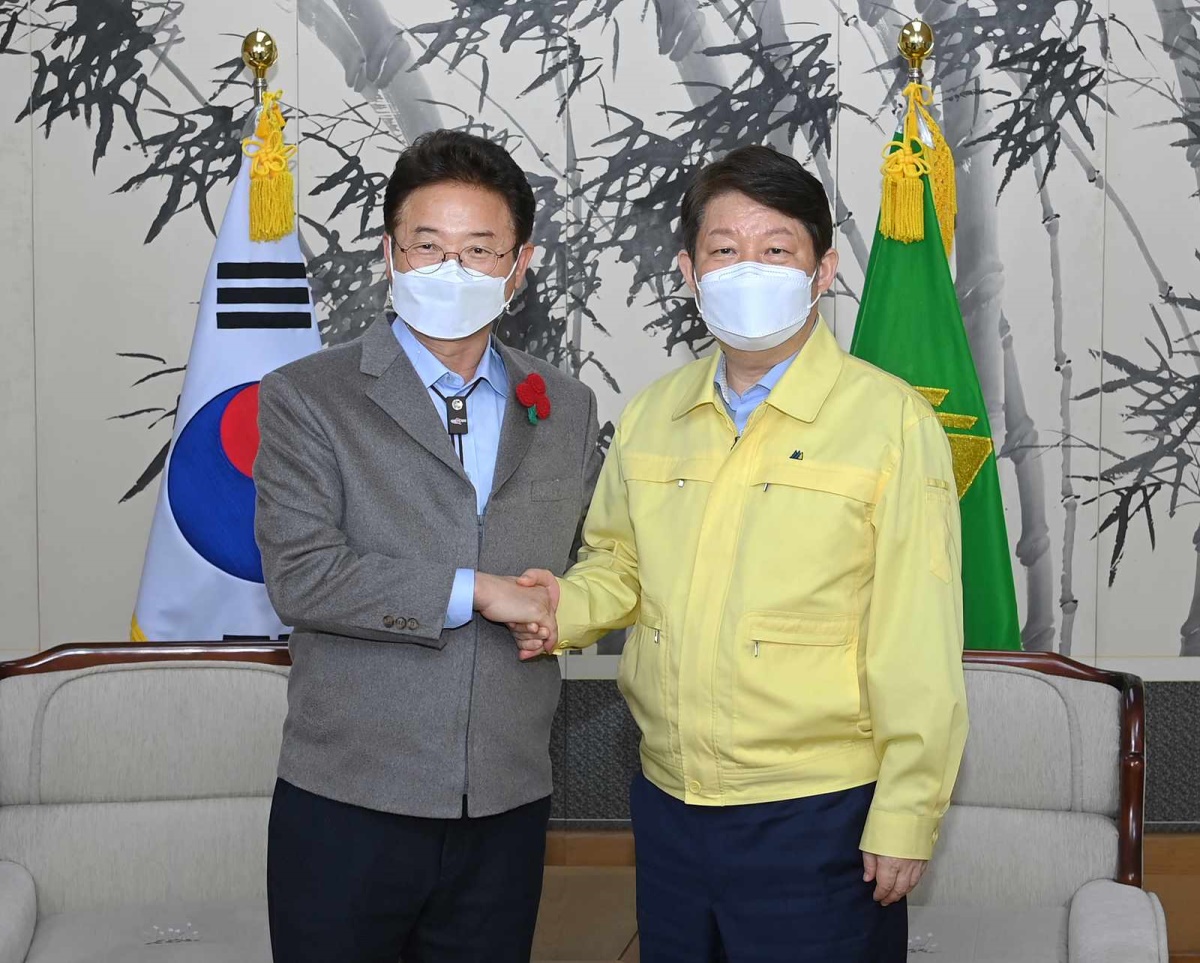 이철우 경북지사(왼쪽)와 권영진 대구시장.[대구시 제공]