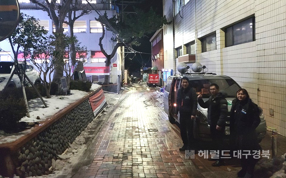 20일밤 울릉군공무직분회가 현수막 철거를 막기위해  대한의 추위에도  방송차량을 동원해  비상 근무를  하고  있다(공무직 분회제공)