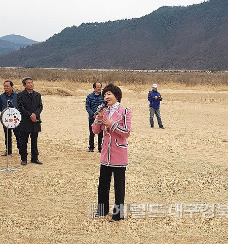 지난 2009년 3월10일 명예 예천군민 가수 강민주가 회룡포에서 자신의 노래인 회룡포 노래를 열창하고 있다.(헤럴드 DB)