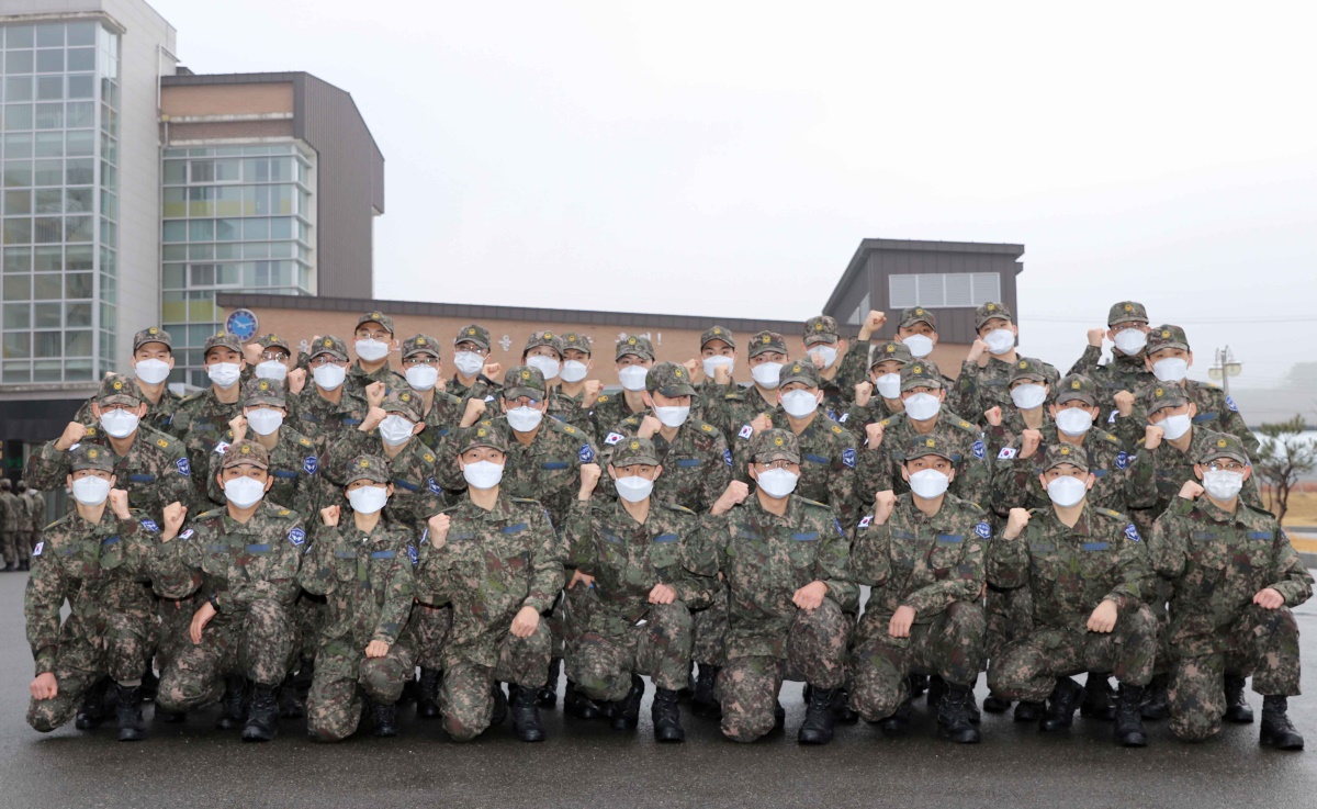 영진전문대 공군 부사관학군단 5기 후보생들이 동계입영훈련을 마치고 파이팅을 외치고 있다.[영진전문대 제공]