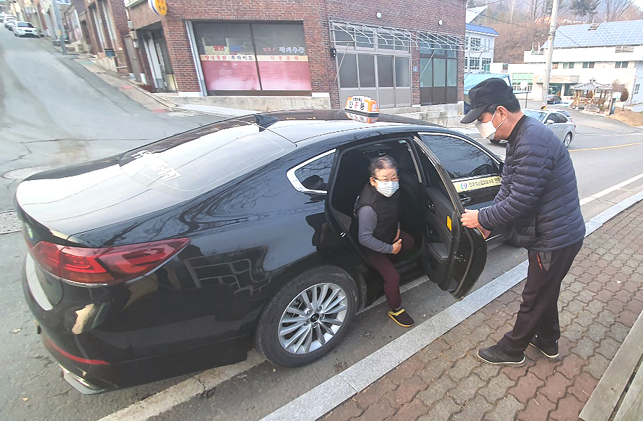 단돈 100원으로 주민들이 이용하는 안동 행복택시(안동시 제공)