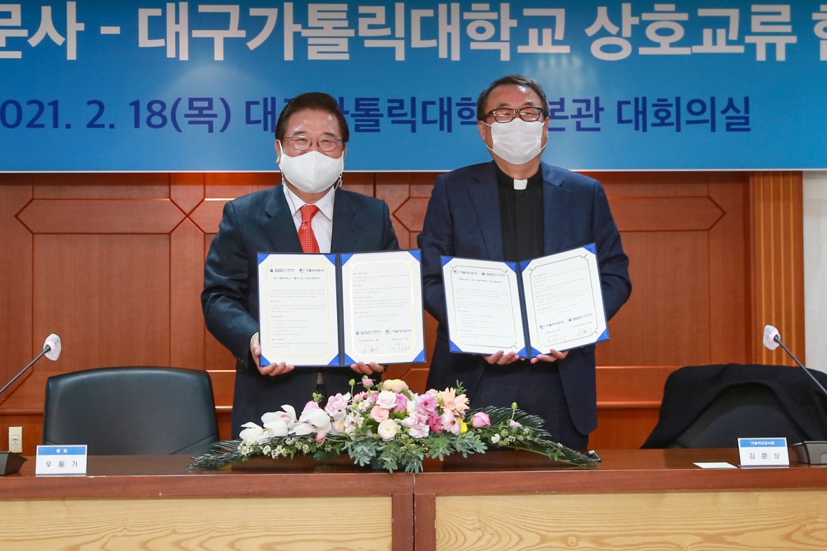 우동기 총장(왼쪽)과 김문상 가톨릭신문사 사장이 협약 체결 후 기념촬영을 하고 있다.[대구가톨릭대 제공]