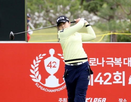 장수연이 지난해 KLPGA챔피언십에서 드라이버 샷을 하고 있다 [사진=KLPGA]
