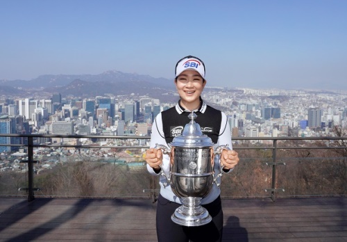 김아림이 지난 5일 서울에서 US여자오픈 트로피를 들어올렸다. [사진=USGA]