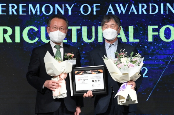 지난 2일 서울 롯데호텔에서 열린 '제 12회 대한민국 국가 브랜드 대상' 부문별 시상에서 권혁서<오른쪽> 안동시 문화관광국장이  상을 받고 있다(안동시 제공)
상패를 내보이고 있다(안동시 제공)